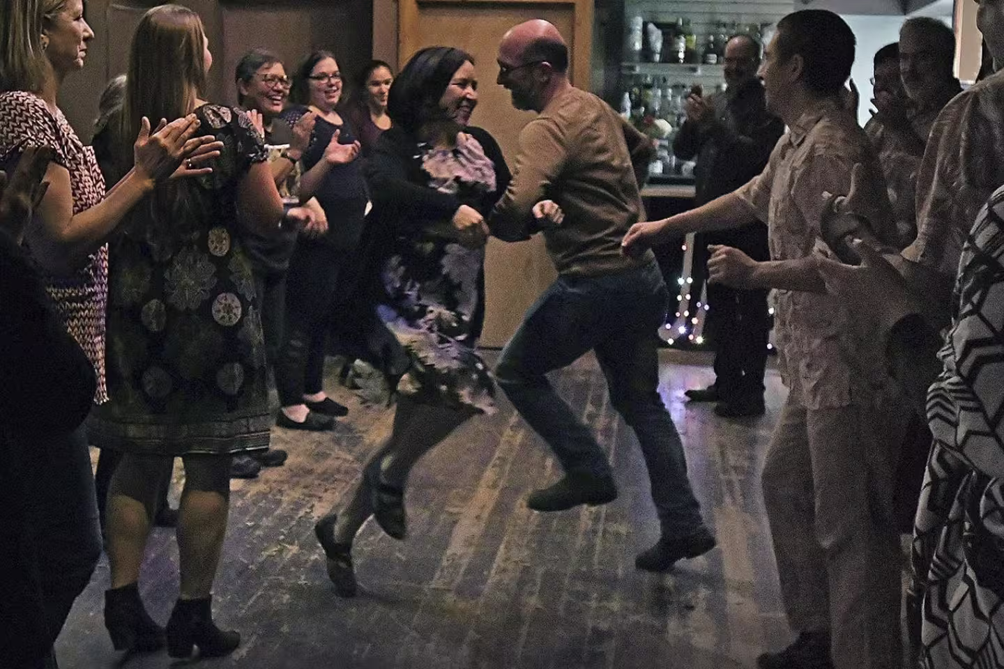 Photo de gens qui dansent une danse carrée folklorique