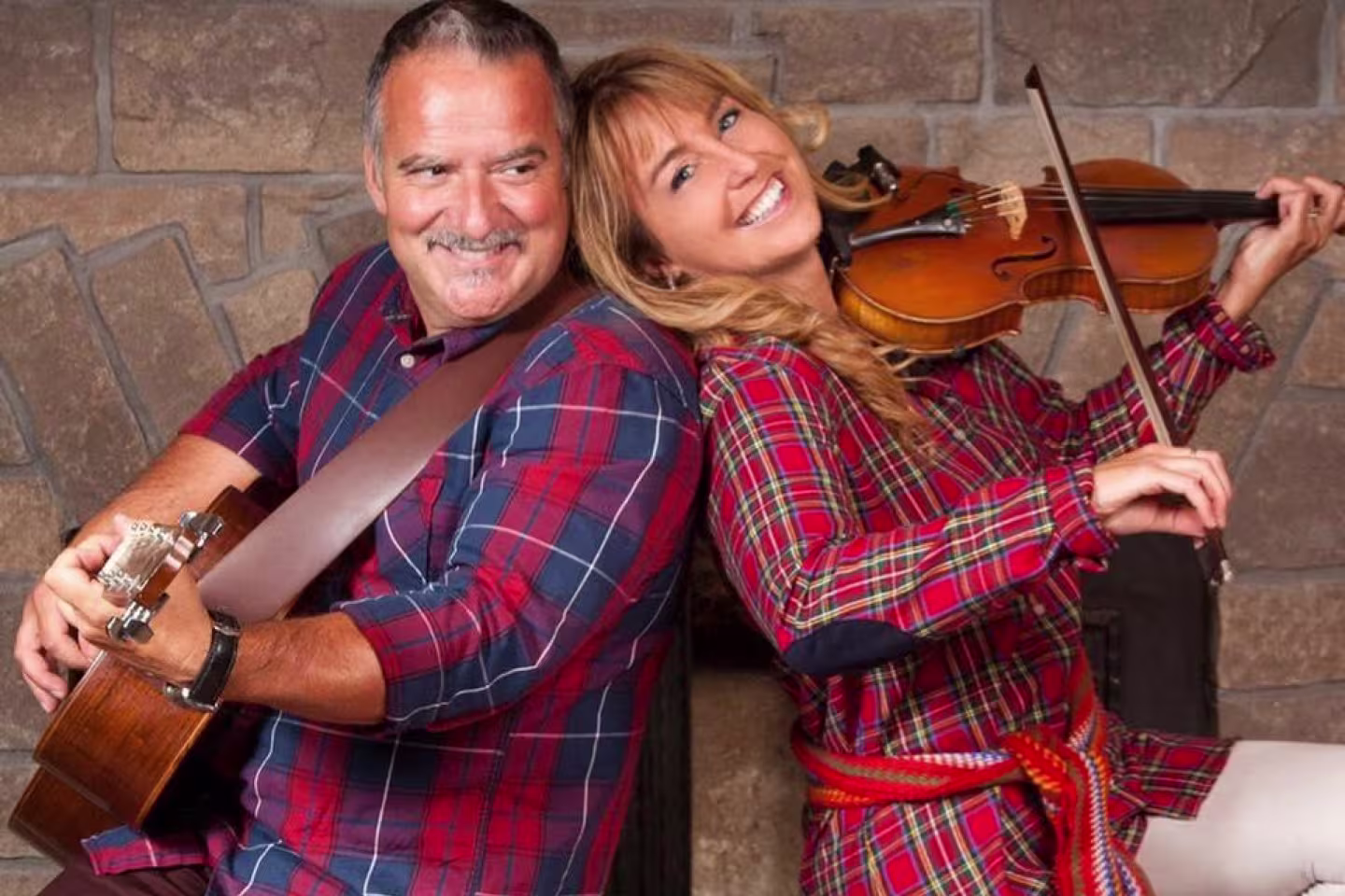Photo du duo Folklofolie, un homme qui joue de la guitare et une femme qui joue du violon.