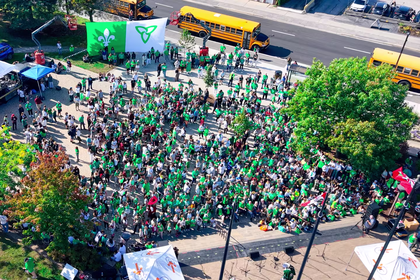 Photo aérienne - une grande foule en vert et en blanc
