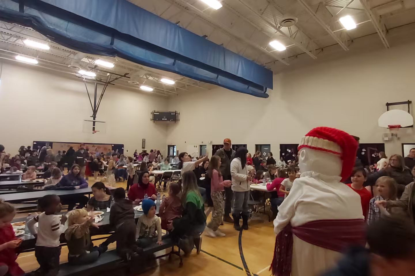 Bonhomme Carnaval dans gymnase pour le déjeuner aux crêpes.