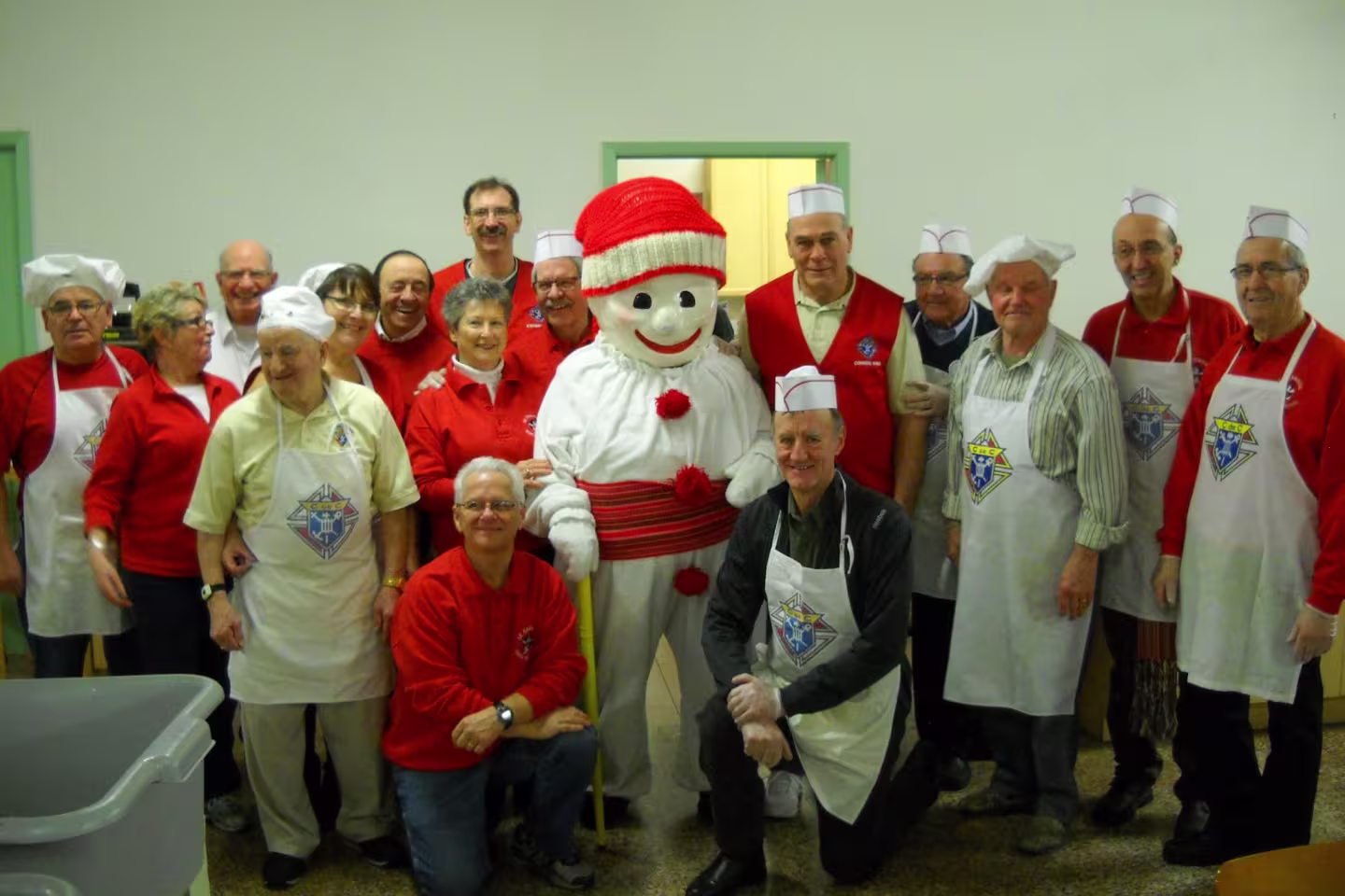 Photo de Bonhomme avec des membres de la paroisse