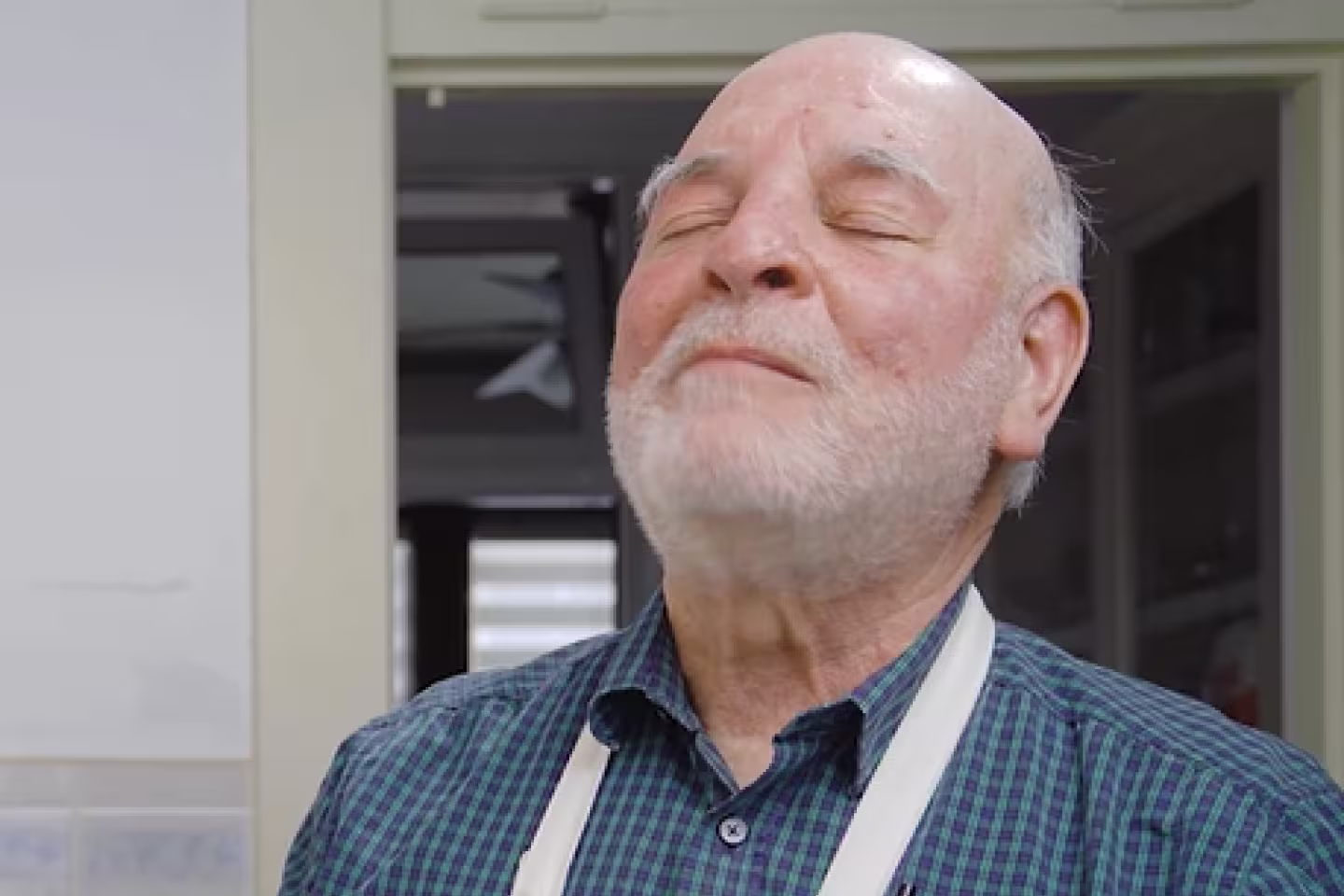 Père Gérald déguste un plat qu'il a créé