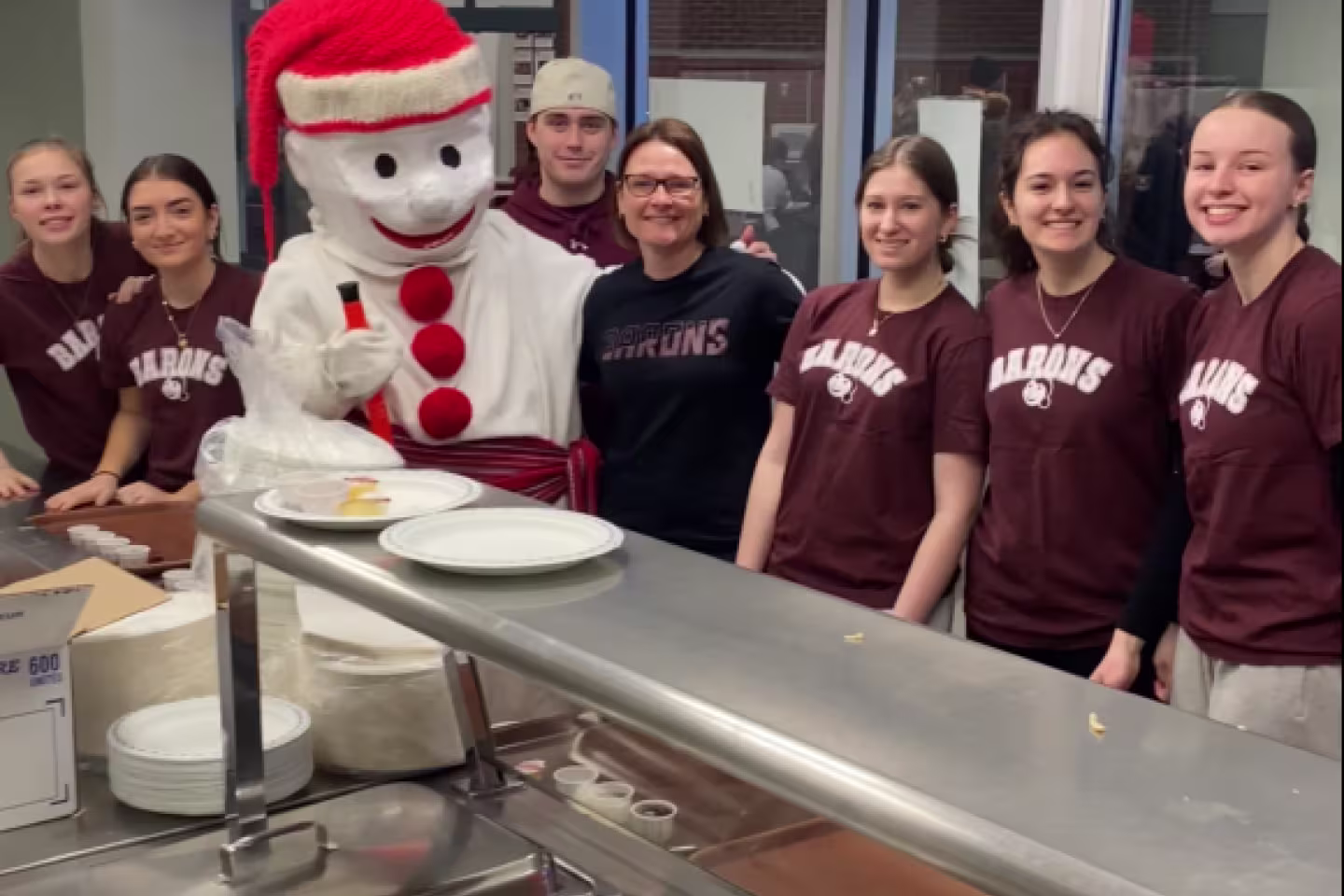 Bonhomme avec des élèves de Algonquin durant le déjeuner aux crêpes
