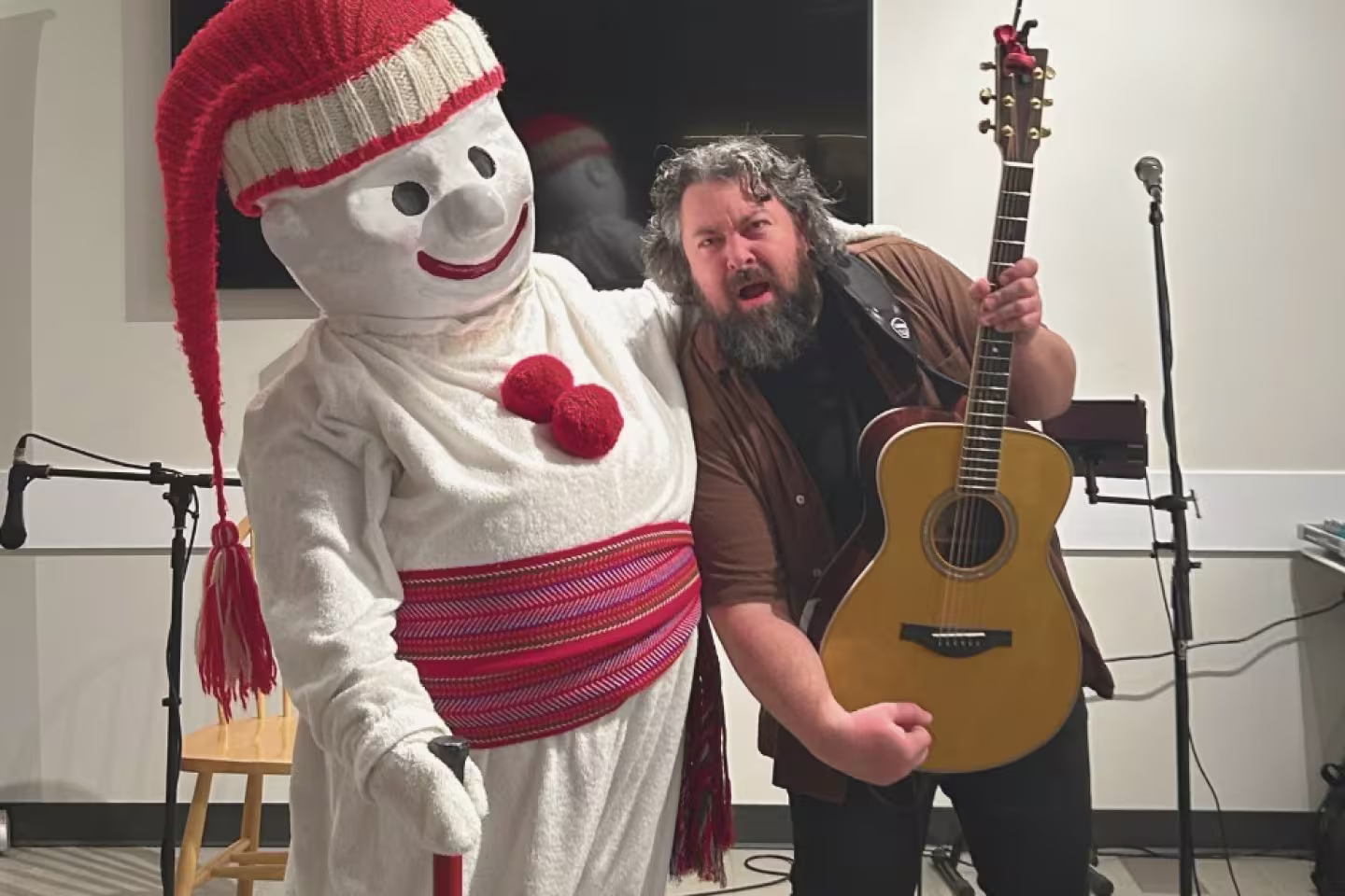 Photo de Bonhomme accompagné de Dayv Poulin qui tient une guitare acoustique