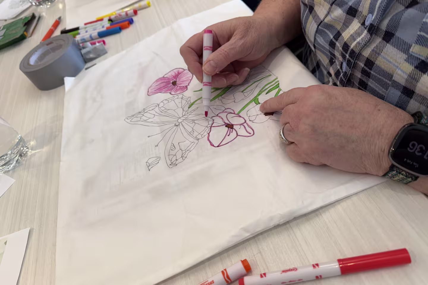 Photo d'une personne qui dessine sur du matériel
