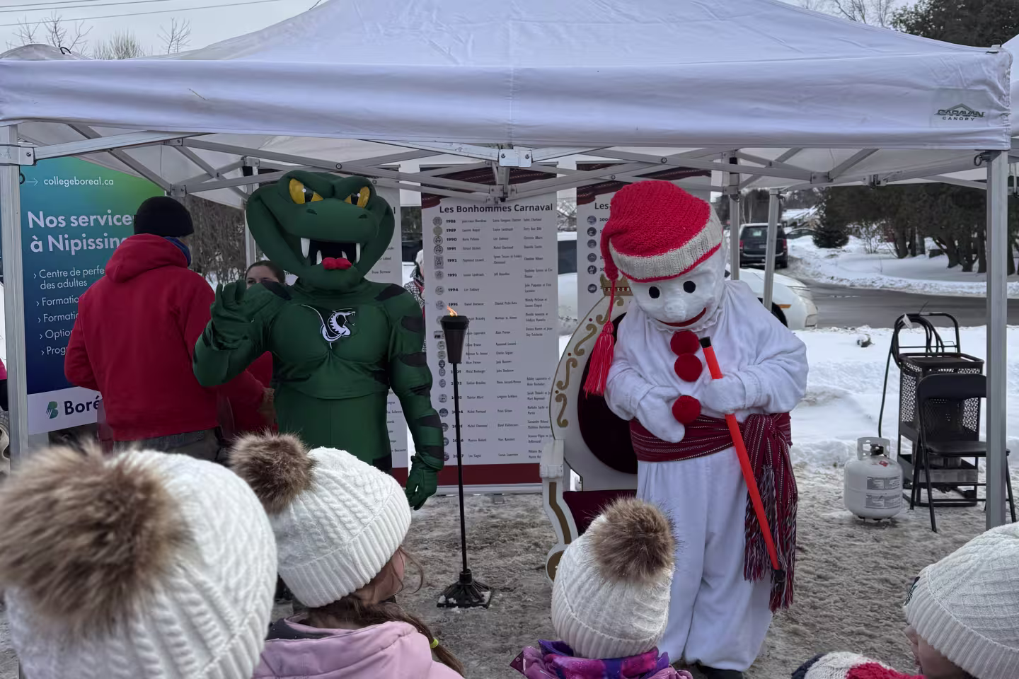 Bonhomme et la mascotte de Boréal devant une foule d'enfants