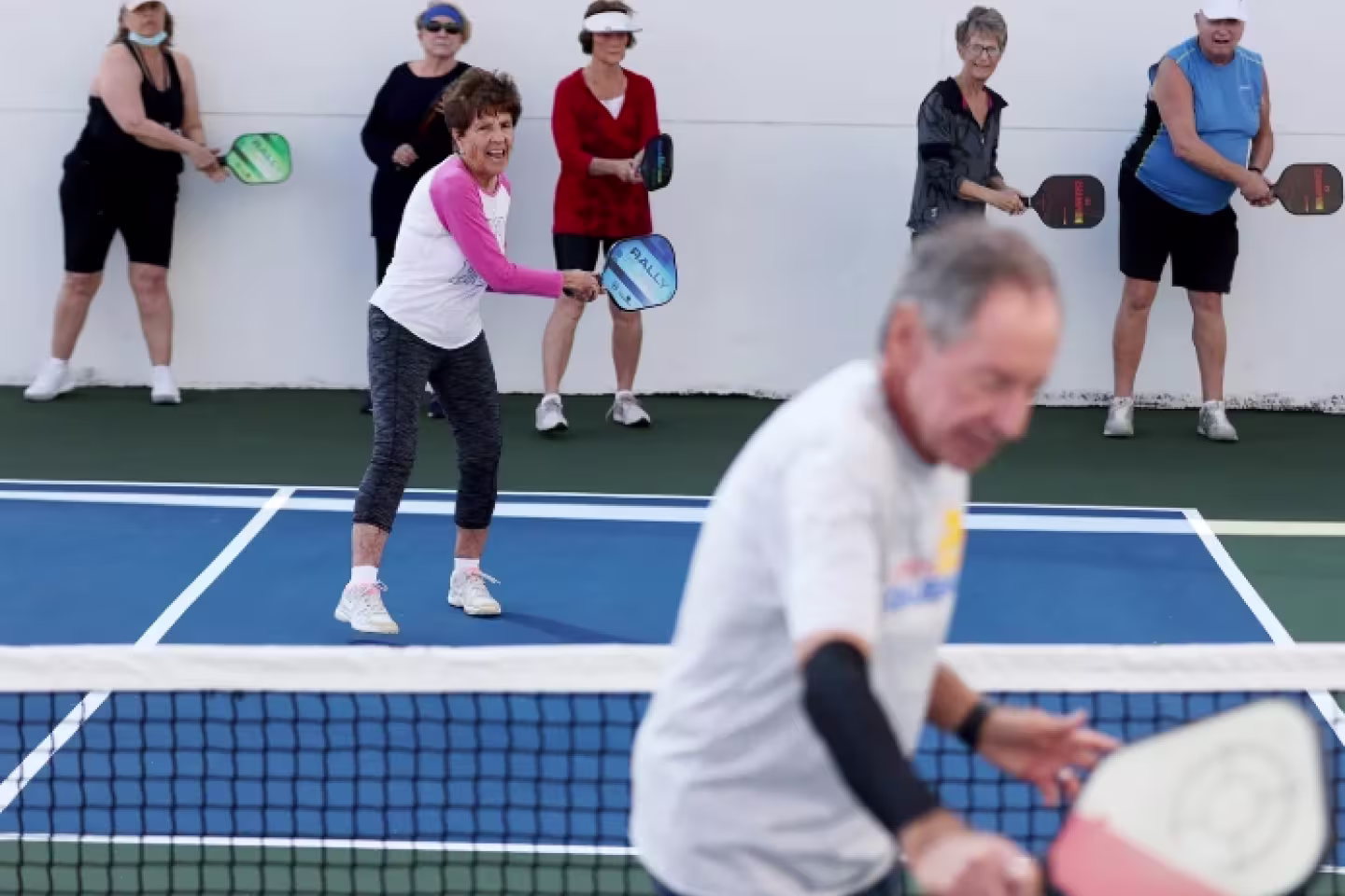 Des personnes qui jouent au pickleball