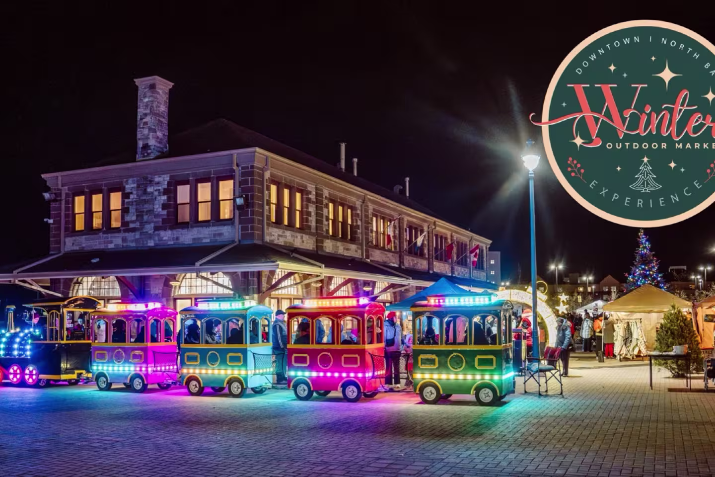 Photo du marché d'hiver la nuit.