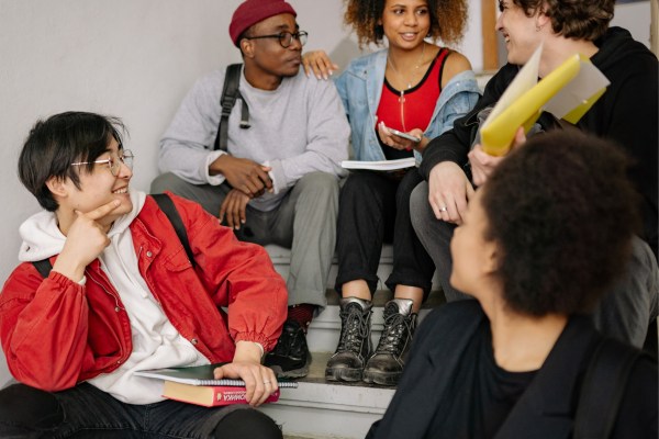 Groupes de jeunes qui ont l'air à avoir du plaisir.