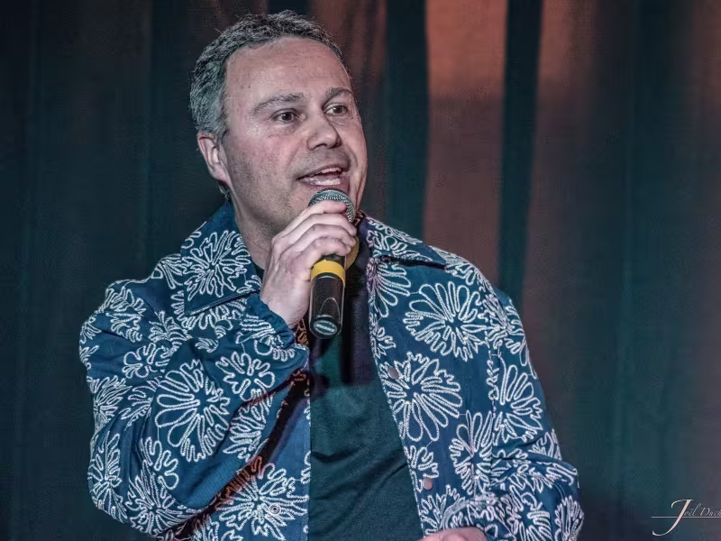Éric Foisy qui chante, microphone à la main