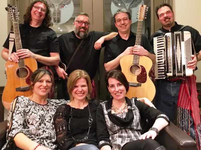 Photo du groupe Les Gens du Nord. On voit 4 hommes en arrière et 3 femmes en avant.