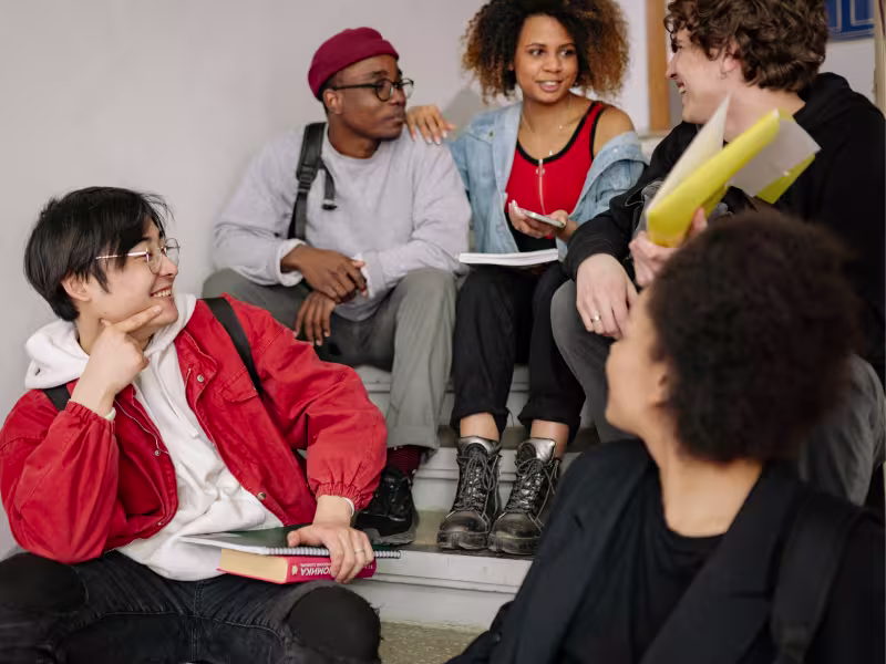 Groupes de jeunes qui ont l'air à avoir du plaisir.