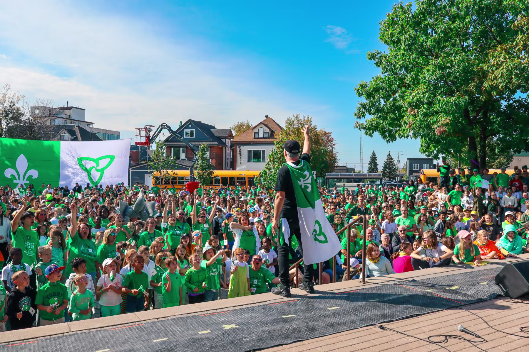 Francophones à North Bay, ON pour la levée du drapeau franco-ontarien