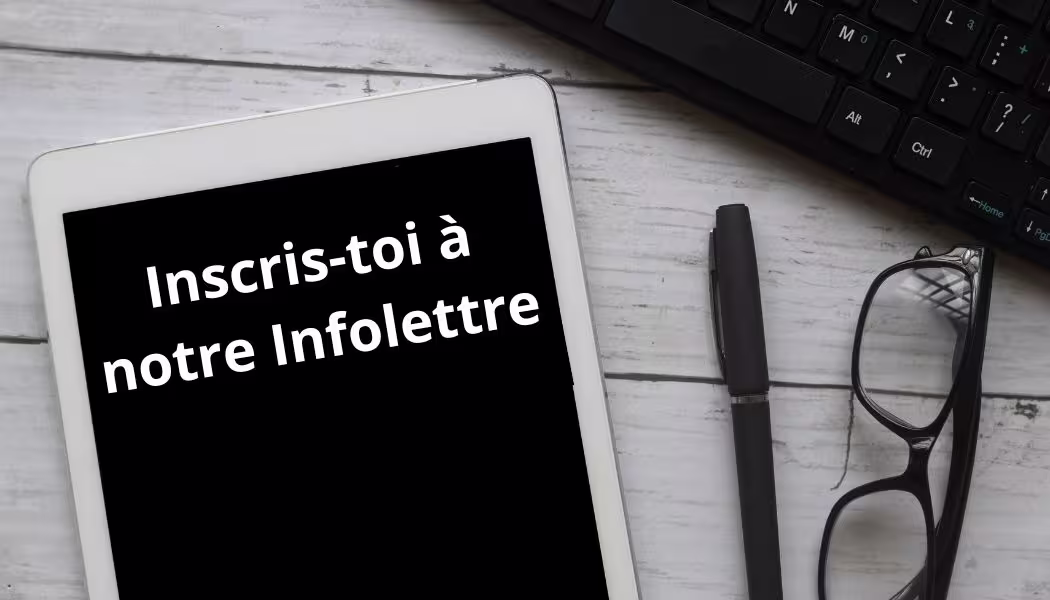 Un tableau noir avec l'inscription "Inscris-toi à notre infolettre"