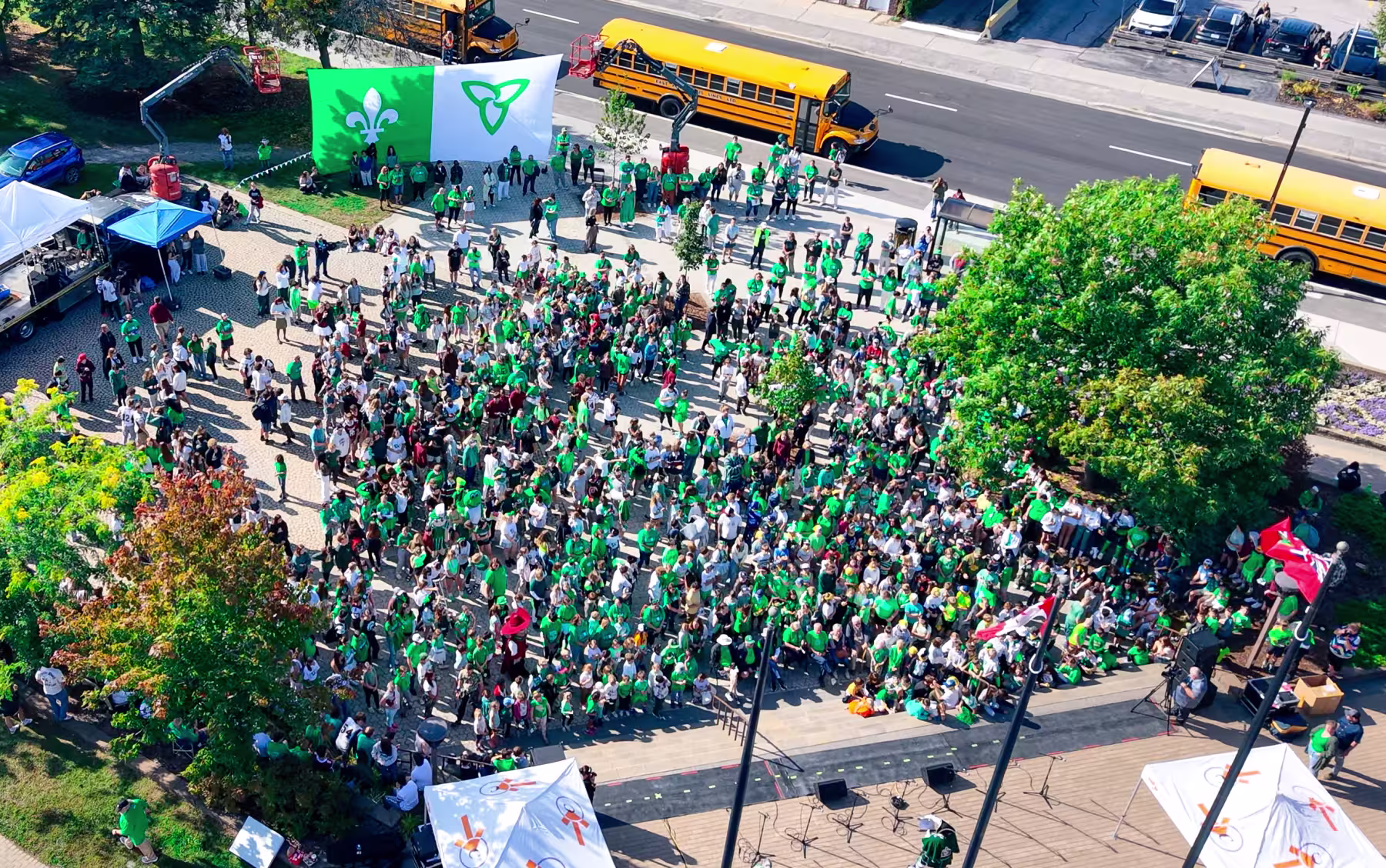 Photo aérienne - une grande foule en vert et en blanc
