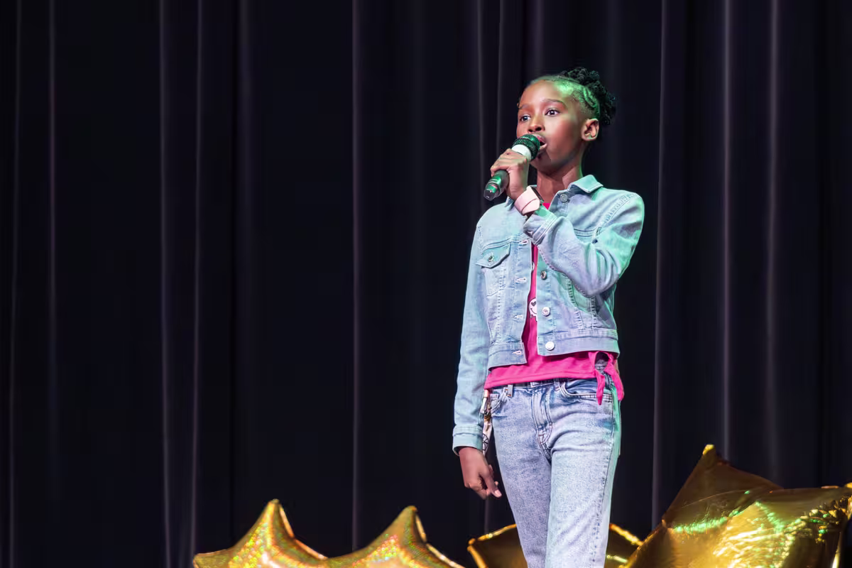 Une jeune femme qui chante