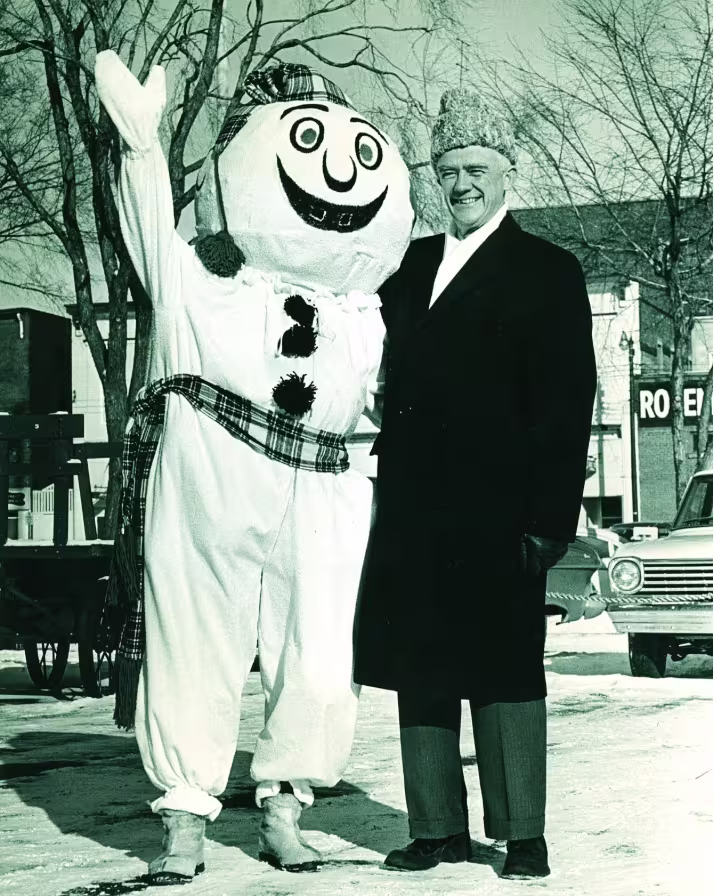 Photo historique de Bonhomme Carnaval avec le Maire Cecil Hewitt, 1964.