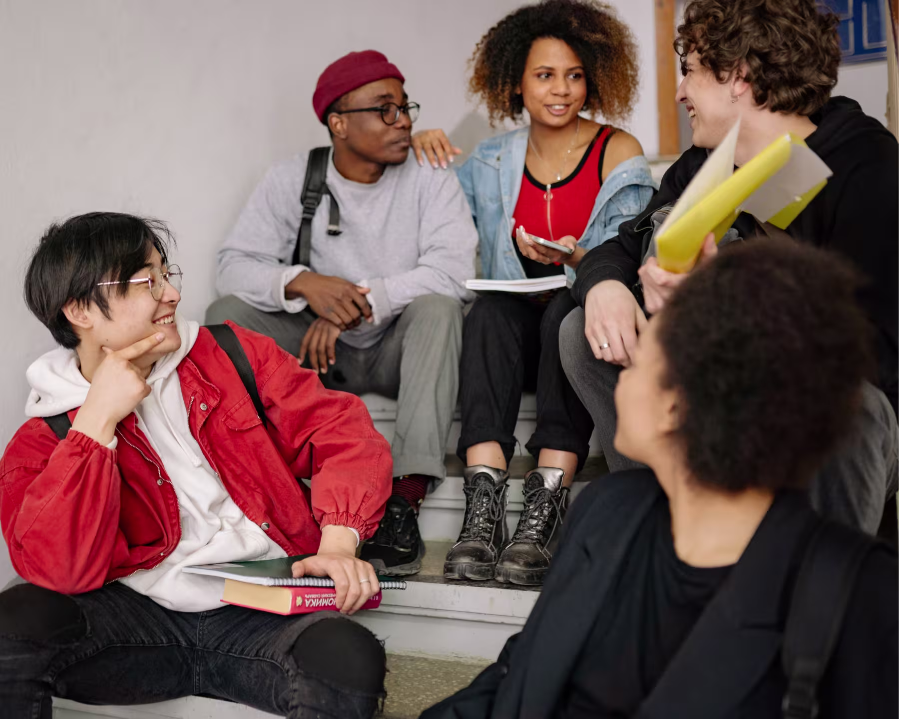 Groupes de jeunes qui ont l'air à avoir du plaisir.