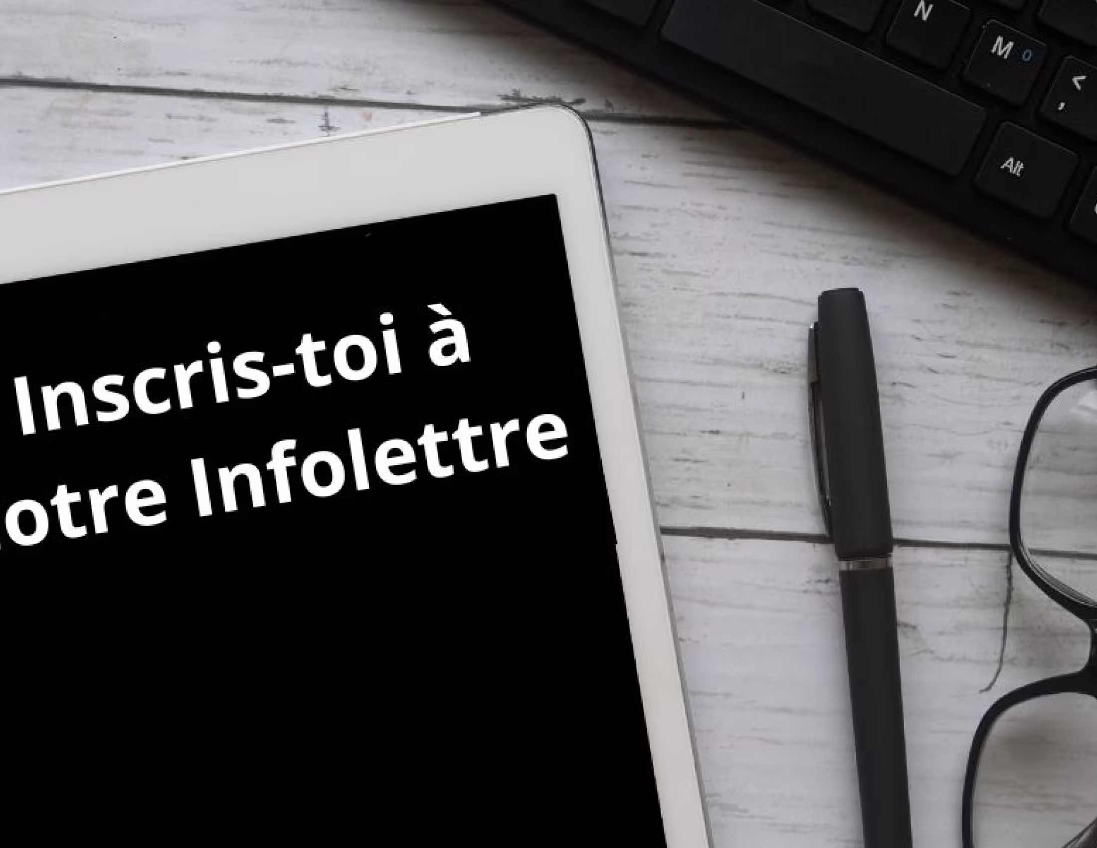 Un tableau noir avec l'inscription "Inscris-toi à notre infolettre"