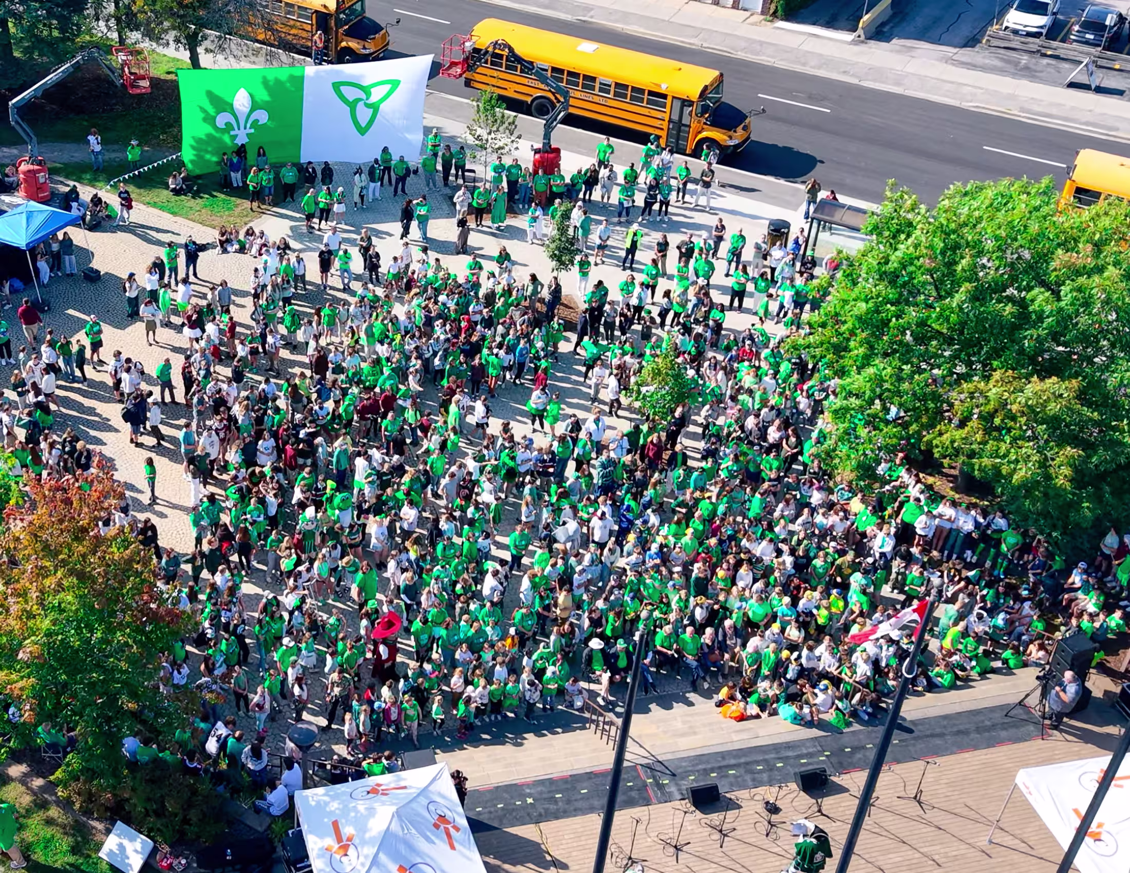 Photo aérienne - une grande foule en vert et en blanc