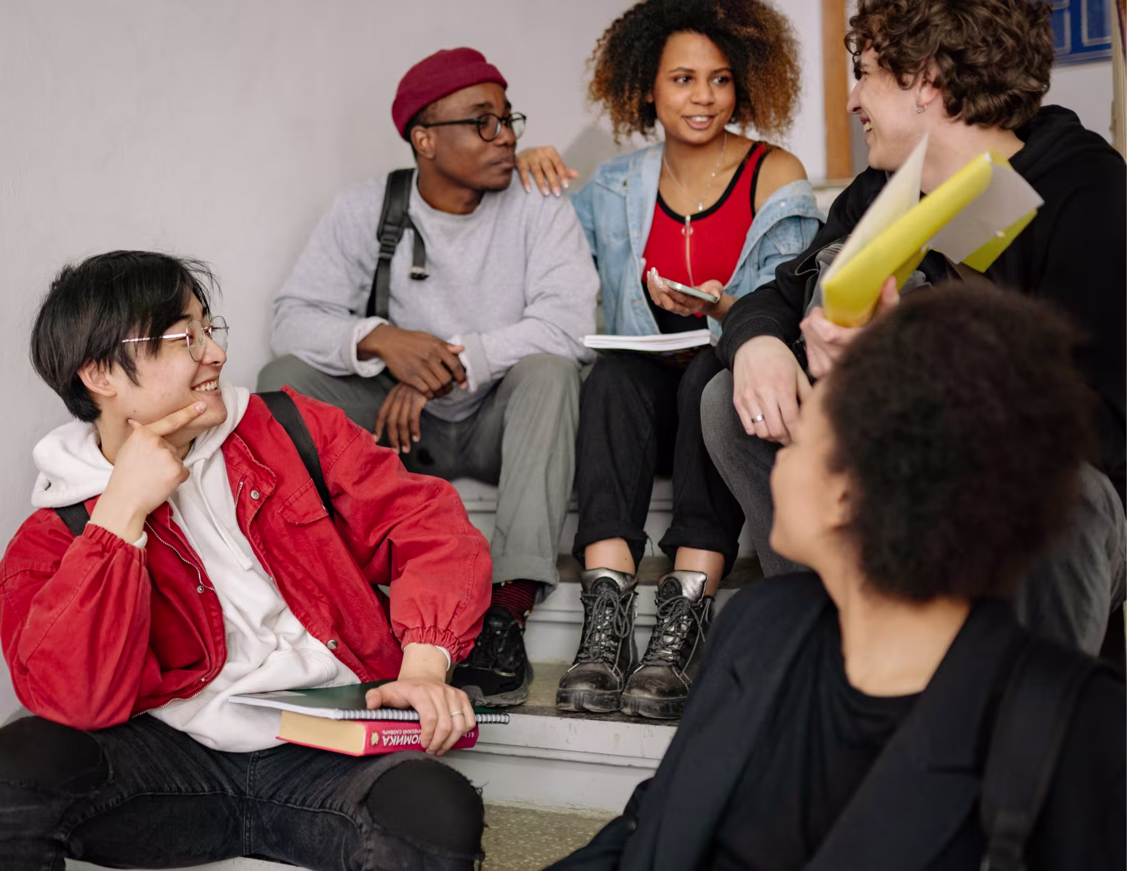 Groupes de jeunes qui ont l'air à avoir du plaisir.