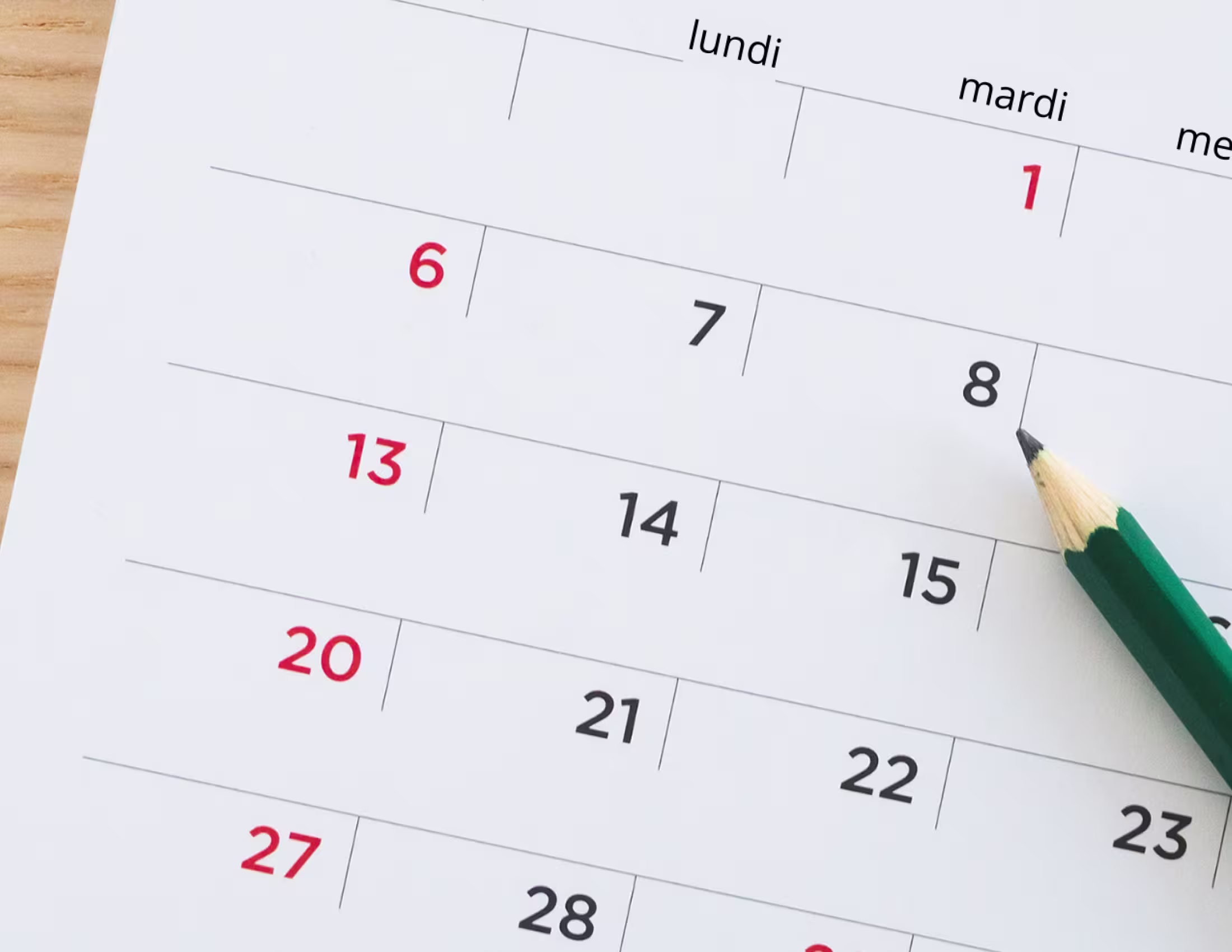 image d'un calendrier avec un stylo qui point le 6 du mois