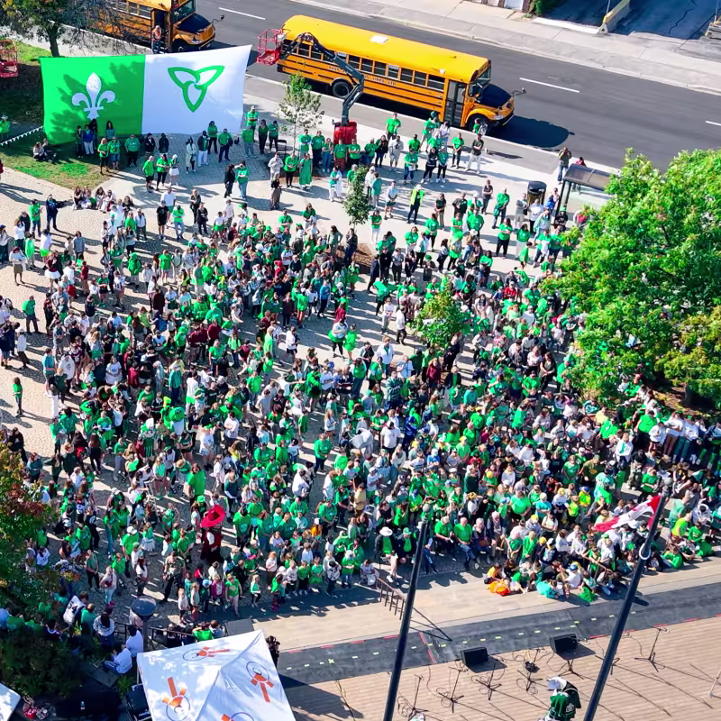 Photo aérienne - une grande foule en vert et en blanc