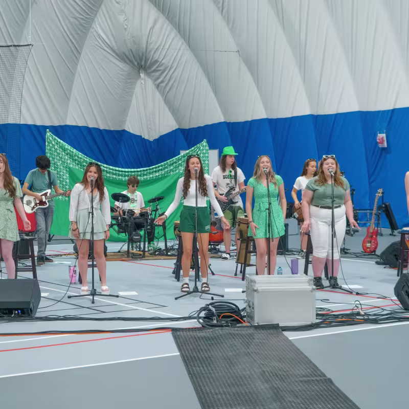 Un groupe de musique qui chante