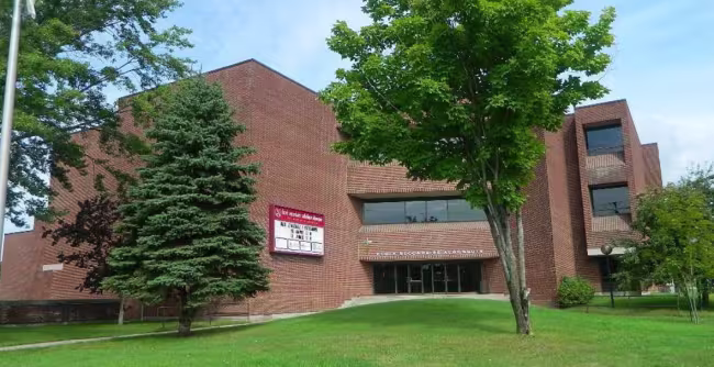 Extérieur de l'École secondaire catholique Algonquin