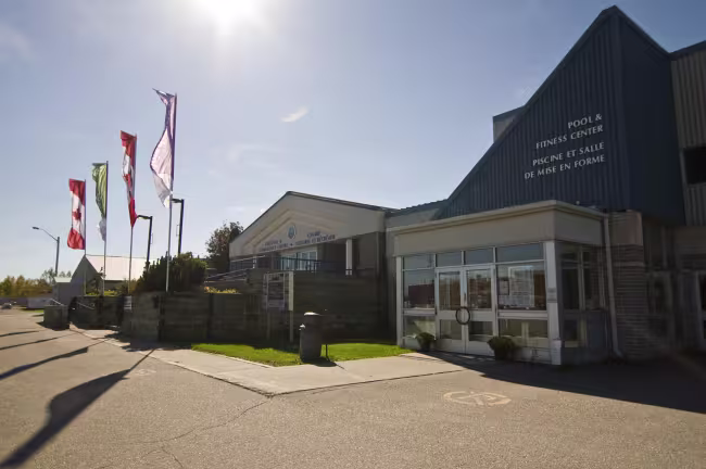 Extérieur de l'édifice du centre de santé et culturel du Nipissing Ouest