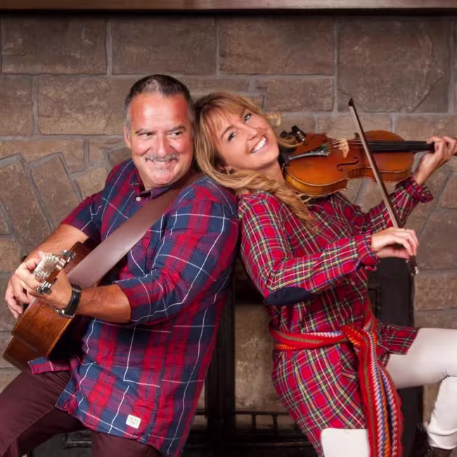Photo du duo Folklofolie, un homme qui joue de la guitare et une femme qui joue du violon.