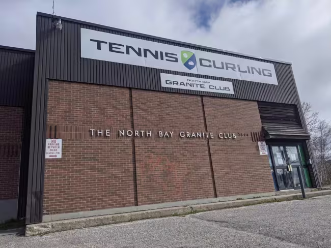 Façade du North Bay Granite Club