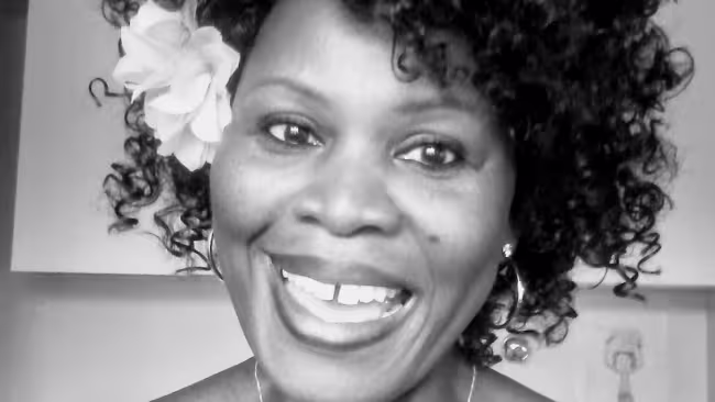 Gros plan du visage de Justine Gogoua